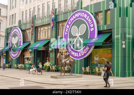 Ralph Lauren, New Bond Street, Londra, Regno Unito. 24 giugno 2024. Il flagship store di Ralph Lauren è decorato ogni anno per il torneo di tennis di Wimbledon a Londra SW19, che si svolge dal 24 giugno al 14 luglio 2024. Crediti: Malcolm Park/Alamy Live News Foto Stock