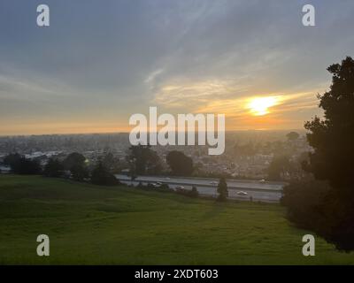 Stati Uniti. 13 gennaio 2022. Tramonto su San Leandro, California, e sulla baia di San Francisco, visto dal Knowland Park di Oakland, 13 gennaio 2022. Foto per gentile concessione di Sftm. (Foto di Gado/Sipa USA) credito: SIPA USA/Alamy Live News Foto Stock