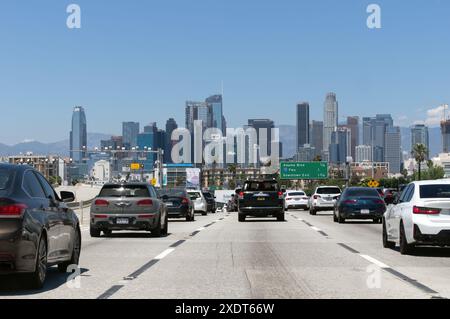 Guida verso nord sulla superstrada 110, mostrando il centro di Los Angeles, California sullo sfondo. Foto Stock