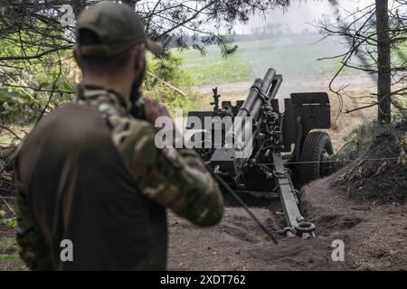 Charkiv, Ucraina. 7 giugno 2024. Un'unità di artiglieria della 57a brigata spara verso le posizioni russe vicino a Vovchansk, nell'Oblast' di Charkiv. I combattimenti nell'Oblast' di Charkiv sono aumentati da quando la Russia ha lanciato la sua ultima offensiva nella regione a maggio. (Immagine di credito: © Laurel Chor/SOPA Images via ZUMA Press Wire) SOLO PER USO EDITORIALE! Non per USO commerciale! Foto Stock