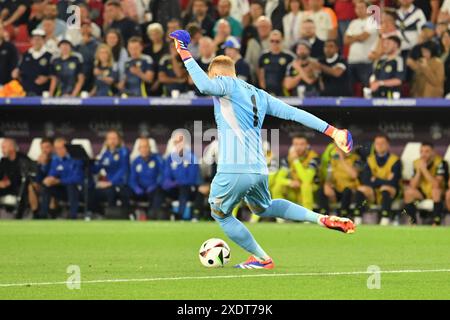 Stoccarda, Germania, 23 giugno 2024. Il portiere ungherese Peter Gulacsi segna un gol nel secondo tempo della partita tra Scozia e Ungheria all'arena di Stoccarda, a EURO 2024 Stoccarda, Germania. Crediti fotografici: Paul Blake/Alamy Sports News Foto Stock