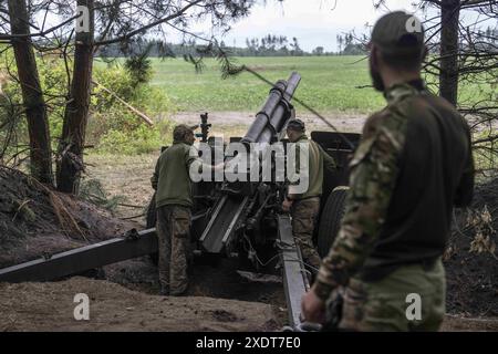 Charkiv, Ucraina. 7 giugno 2024. Un'unità di artiglieria Ucraina della 57a brigata si prepara a sparare verso le posizioni russe vicino a Vovchansk, nell'Oblast' di Charkiv. I combattimenti nell'Oblast' di Charkiv sono aumentati da quando la Russia ha lanciato la sua ultima offensiva nella regione a maggio. (Immagine di credito: © Laurel Chor/SOPA Images via ZUMA Press Wire) SOLO PER USO EDITORIALE! Non per USO commerciale! Foto Stock