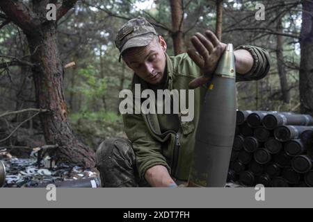 Charkiv, Ucraina. 7 giugno 2024. Un soldato della 57a brigata prepara le munizioni per un'unità di artiglieria in una posizione Ucraina vicino a Vovchansk, nell'Oblast' di Charkiv. I combattimenti nell'Oblast' di Charkiv sono aumentati da quando la Russia ha lanciato la sua ultima offensiva nella regione a maggio. (Immagine di credito: © Laurel Chor/SOPA Images via ZUMA Press Wire) SOLO PER USO EDITORIALE! Non per USO commerciale! Foto Stock