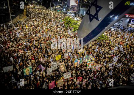 Tel Aviv, Israele. 22 giugno 2024. I manifestanti israeliani ondeggiano cartelli durante una manifestazione. Decine di migliaia di manifestanti anti anti-governativi hanno manifestato a Tel Aviv, chiedendo a Israele di portare avanti un accordo per rilasciare gli ostaggi detenuti da Hamas a Gaza, per porre fine alla guerra e per l'estromissione del primo ministro Benjamin Netanyahu e delle elezioni anticipate. (Credit Image: © Eyal Warshavsky/SOPA Images via ZUMA Press Wire) SOLO PER USO EDITORIALE! Non per USO commerciale! Foto Stock