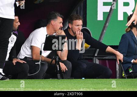 Fussball, Europameisterschaft, EURO 2024, Gruppe A, Frankfurt Arena: Schweiz - Deutschland; Bundestrainer Julian Nagelsmann (GER), Co-allenatore Sandro Wagner (GER). Foto Stock