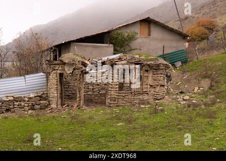 Azerbaigian. 10.19.2021. Vecchia casa in pietra fatiscente nel villaggio. Foto Stock