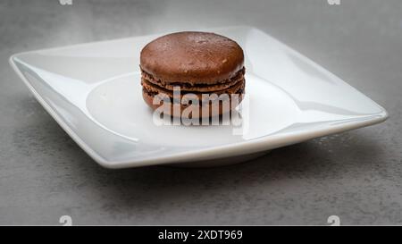 macaroon al cioccolato su un piatto Foto Stock