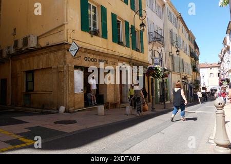 Antibes, Francia - 8 maggio 2024 - Rue Georges Clemenceau in una giornata di primavera di sole Foto Stock