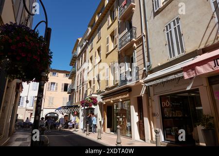 Antibes, Francia - 8 maggio 2024 - Rue Georges Clemenceau in una giornata di primavera di sole Foto Stock