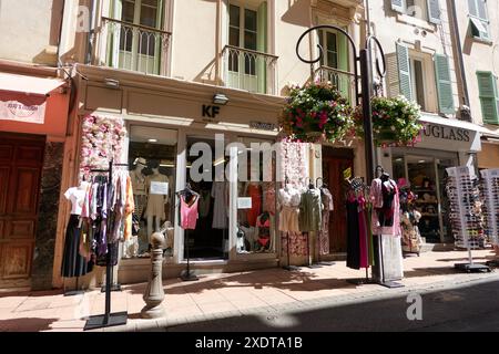 Antibes, Francia - 8 maggio 2024 - Rue Georges Clemenceau in una giornata di primavera di sole Foto Stock