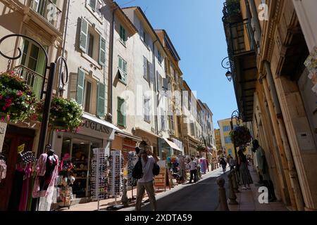 Antibes, Francia - 8 maggio 2024 - Rue Georges Clemenceau in una giornata di primavera di sole Foto Stock