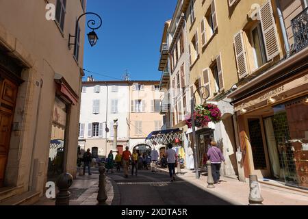 Antibes, Francia - 8 maggio 2024 - Rue Georges Clemenceau in una giornata di primavera di sole Foto Stock