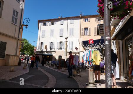 Antibes, Francia - 8 maggio 2024 - Rue Georges Clemenceau in una giornata di primavera di sole Foto Stock