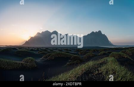 Splendida vista panoramica di Vestrahorn, un'impressionante montagna alta 454 metri. Foto Stock