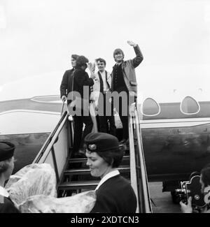 Arrivo dei Beatles a Schiphol con il batterista Jimmy Nicol - Paesi Bassi - Olanda 5 giugno 1964 Foto Stock