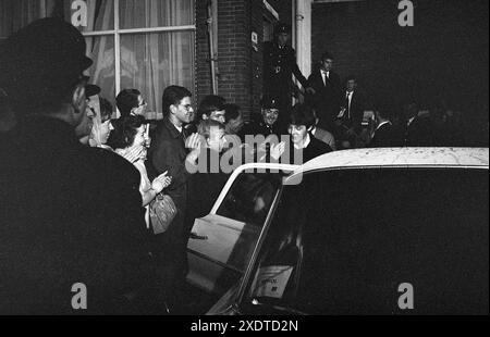 Paul McCartney e i Beatles lasciano uno studio televisivo a Treslong, Paesi Bassi, Olanda - giugno 1964 Foto Stock