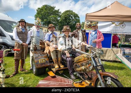 Villaggio di Lymm, Cheshire, Inghilterra   23 giugno 2024   il villaggio di Lymm aveva la sua cavalcata annuale di veicoli storici che percorrevano le sue strade. Il Drive si concluse nel May Queen Field, aperto al pubblico. Oltre 450 auto d'epoca, tra cui veicoli militari come carri armati e jeep, veicoli americani e motociclette erano in mostra. Era presente una collezione di personaggi Steampunk. Crediti: John Hopkins/Alamy Live News Foto Stock