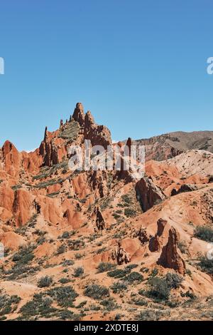 Pittoresco Skazka Canyon sulla riva meridionale del lago Issyk-Kul, Kirghizistan. Destinazione di viaggio, punto di riferimento Kirgiziya. Canyon da favola estivo con co Foto Stock