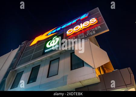 Gold Coast, Queensland, Australia - cartelli per il supermercato K-Mart, Coles e Woolworths Foto Stock