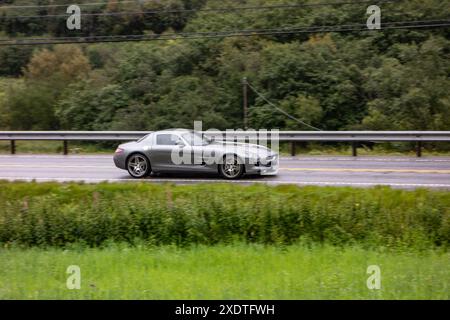 BORGUND, NORVEGIA - 13 AGOSTO 2016: Mercedes-Benz SLS AMG supsersport car in Norvegia con effetto motion blur Foto Stock