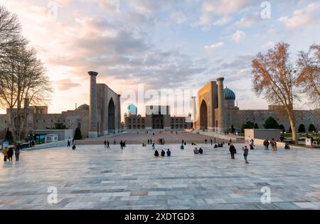 Registan, un'antica piazza pubblica nel cuore dell'antica città di Samarcanda, Uzbekistan. Traduzione: Nel nome di Allah Onnipotente che crea Foto Stock