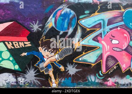 Ein an Die Wand einer Mauer am Cantianstadion am Mauerpark a Berlino - Prenzlauer Berg gesprühter fußballspielender Junge. *** Un ragazzo che gioca a calcio dipinto a spruzzo sul muro di un muro allo Stadio Cantiano di Mauerpark a Berlino Prenzlauer Berg Foto Stock