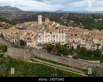 Vista aerea del villaggio medievale di Saint-Paul-de-Vence nel sud della Francia con il paesaggio circostante e il cielo nuvoloso. Foto Stock