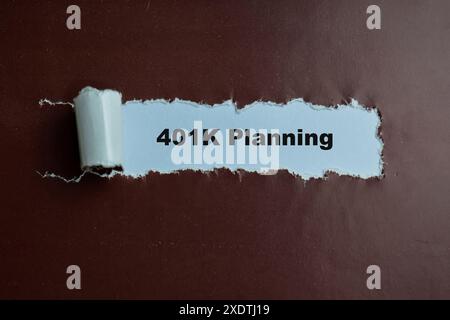 Concetto di testo di pianificazione 401K scritto in carta strappata. Foto Stock