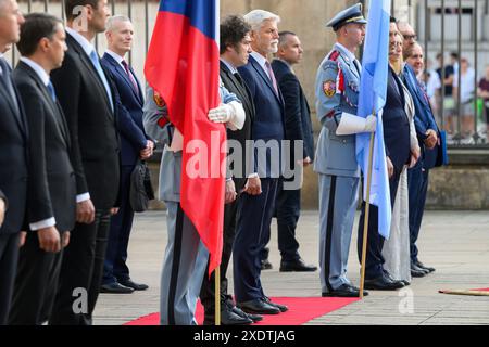 Praha, Repubblica Ceca. 24 giugno 2024. Il presidente ceco Petr Pavel (centro-destra) dà il benvenuto al presidente argentino Javier Milei (centro-sinistra) il 24 giugno 2024, al Castello di Praga, Repubblica Ceca. Crediti: Michal Kamaryt/CTK Photo/Alamy Live News Foto Stock