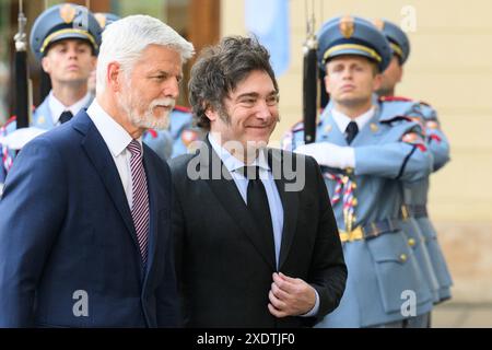 Praha, Repubblica Ceca. 24 giugno 2024. Il presidente ceco Petr Pavel (a sinistra) dà il benvenuto al presidente argentino Javier Milei (a destra) il 24 giugno 2024 al castello di Praga, nella Repubblica Ceca. Crediti: Michal Kamaryt/CTK Photo/Alamy Live News Foto Stock