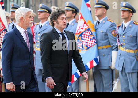 Praha, Repubblica Ceca. 24 giugno 2024. Il presidente ceco Petr Pavel (a sinistra) dà il benvenuto al presidente argentino Javier Milei (a destra) il 24 giugno 2024 al castello di Praga, nella Repubblica Ceca. Crediti: Michal Kamaryt/CTK Photo/Alamy Live News Foto Stock