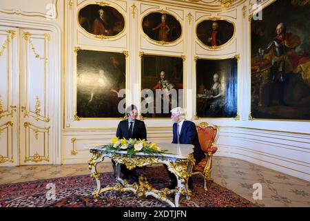 Praha, Repubblica Ceca. 24 giugno 2024. Il presidente ceco Petr Pavel (a sinistra) incontra il presidente argentino Javier Milei (a destra) il 24 giugno 2024 al castello di Praga, in Repubblica Ceca. Crediti: Michal Kamaryt/CTK Photo/Alamy Live News Foto Stock