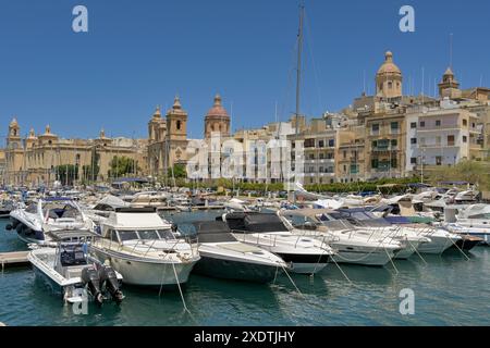 La Valletta, Malta - 3 agosto 2023: Barche e yacht nel porto turistico nella zona delle tre città di la Valletta Foto Stock