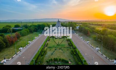 Vista aerea del Mausoleo degli Eroi della prima guerra mondiale da Marasesti, Romania. La fotografia è stata scattata da un drone ad un'altitudine più alta al tramonto con Foto Stock