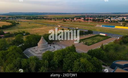 Vista aerea del Mausoleo degli Eroi della prima guerra mondiale da Marasesti, Romania. La fotografia è stata scattata da un drone ad un'altitudine più alta al tramonto con Foto Stock