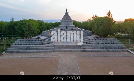 Vista aerea del Mausoleo degli Eroi della prima guerra mondiale da Marasesti, Romania. La fotografia è stata scattata da un drone ad un'altitudine più alta al tramonto con Foto Stock