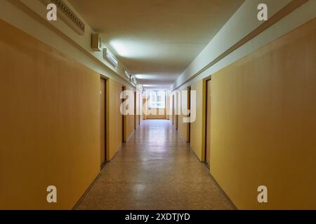 Corridoio all'interno di un edificio semplice Foto Stock