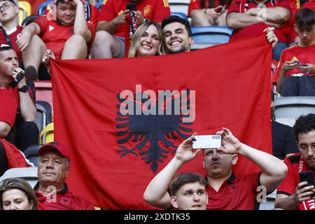 Dusseldorf, Germania. 24 giugno 2024. DUSSELDORF, Dusseldorf Arena, 24-06-2024, Campionato europeo di calcio Euro2024, partita a gironi n. 27 tra Albania e Spagna, tifosi albanesi crediti: Pro Shots/Alamy Live News Foto Stock