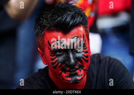 Dusseldorf, Germania. 24 giugno 2024. I tifosi albanesi durante la partita UEFA Euro 2024 tra Albania e Spagna, gruppo B data 3, hanno giocato alla Dusseldorf Arena il 24 giugno 2024 a Düsseldorf, Germania. (Foto di Sergio Ruiz/PRESSINPHOTO) credito: PRESSINPHOTO SPORTS AGENCY/Alamy Live News Foto Stock