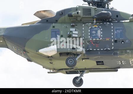 Elicottero da trasporto militare tedesco, NH 90 vola sull'aeroporto di Berlino Foto Stock