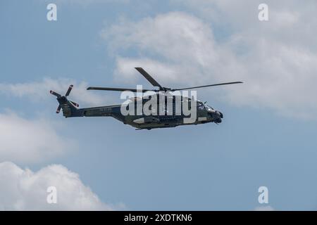 Elicottero da trasporto militare tedesco, NH 90 vola sull'aeroporto di Berlino Foto Stock