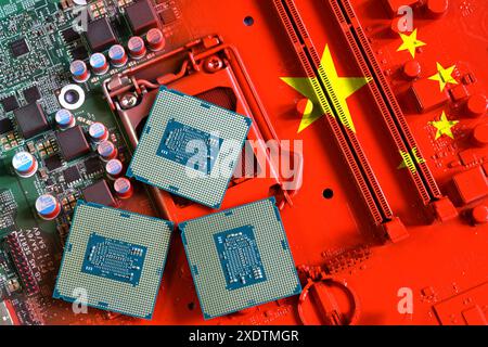 Bandiera della Repubblica di Cina su una scheda madre pc dipinta di rosso con una CPU. Concetto di supremazia nella produzione globale di microchip e semiconduttori. IO Foto Stock