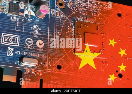 Bandiera della Repubblica di Cina su una scheda madre pc dipinta di rosso con una CPU. Concetto di supremazia nella produzione globale di microchip e semiconduttori. IO Foto Stock