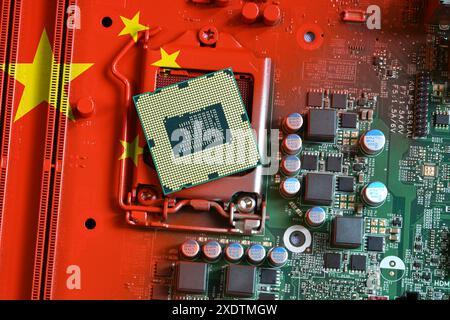 Bandiera della Repubblica di Cina su una scheda madre pc dipinta di rosso con una CPU. Concetto di supremazia nella produzione globale di microchip e semiconduttori. IO Foto Stock