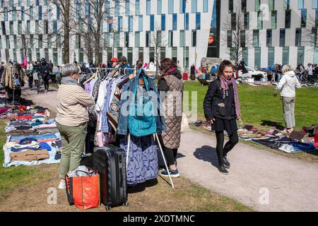 Persone al mercato delle pulci pop-up all'aperto del Dallapé Park in una giornata di primavera soleggiata nel quartiere Vallila di Helsinki, Finlandia Foto Stock