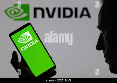Bruxelles, Belgio. 23 giugno 2024. Il logo NVIDIA viene visualizzato su uno smartphone con NVIDIA visibile sullo sfondo, in questa immagine. Presa a Bruxelles, Belgio. Il 23 giugno 2024. (Jonathan RAA/Sipa USA) *** esclusivamente per notizie editoriali *** credito: SIPA USA/Alamy Live News Foto Stock