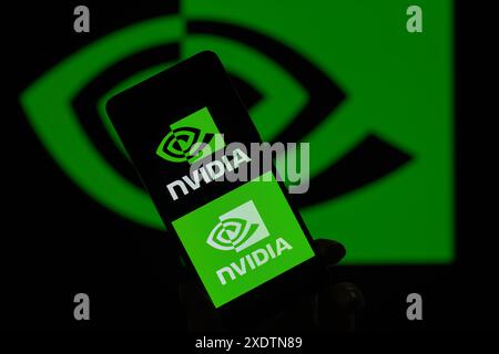 Bruxelles, Belgio. 23 giugno 2024. Il logo NVIDIA viene visualizzato su uno smartphone con l'icona NVIDIA visibile sullo sfondo, in questa illustrazione fotografica. Presa a Bruxelles, Belgio. Il 23 giugno 2024. (Jonathan RAA/Sipa USA) *** esclusivamente per notizie editoriali *** credito: SIPA USA/Alamy Live News Foto Stock