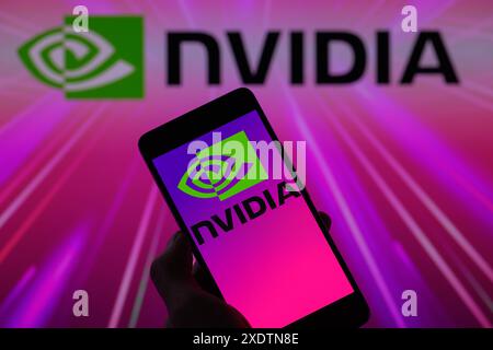 Bruxelles, Belgio. 23 giugno 2024. Il logo NVIDIA viene visualizzato su uno smartphone con NVIDIA visibile sullo sfondo, in questa immagine. Presa a Bruxelles, Belgio. Il 23 giugno 2024. (Jonathan RAA/Sipa USA) *** esclusivamente per notizie editoriali *** credito: SIPA USA/Alamy Live News Foto Stock
