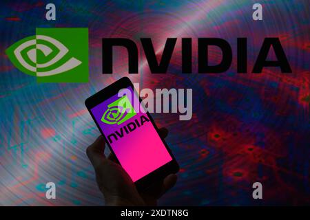 Bruxelles, Belgio. 23 giugno 2024. Il logo NVIDIA viene visualizzato su uno smartphone con NVIDIA visibile sullo sfondo, in questa immagine. Presa a Bruxelles, Belgio. Il 23 giugno 2024. (Jonathan RAA/Sipa USA) *** esclusivamente per notizie editoriali *** credito: SIPA USA/Alamy Live News Foto Stock
