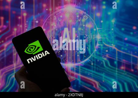 Bruxelles, Belgio. 23 giugno 2024. Il logo NVIDIA viene visualizzato su uno smartphone con IA sullo sfondo, in questa immagine. Presa a Bruxelles, Belgio. Il 23 giugno 2024. (Jonathan RAA/Sipa USA) *** esclusivamente per notizie editoriali *** credito: SIPA USA/Alamy Live News Foto Stock